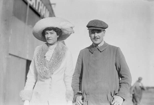 RECORD DATE NOT STATED Mrs. Craig Biddle and J.A. Armstrong walking together, 1910. Copyright:xHeritagexArt HeritagexImagesxBainxNewsxServicex IMAGO, ! ACHTUNG: AUFNAHMEDATUM GESCHÄTZT!  Copyright:HeritagexArt HeritagexImagesxBainxNewsxServicex IMAGO