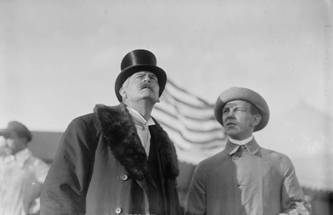 RECORD DATE NOT STATED W. Wellman with unidentified gentleman at aviation meet, 1910. Copyright:xHeritagexArt HeritagexImagesxBainxNewsxServicex IMAGO, ! ACHTUNG: AUFNAHMEDATUM GESCHÄTZT!  Copyright:HeritagexArt HeritagexImagesxBainxNewsxServicex IMAGO