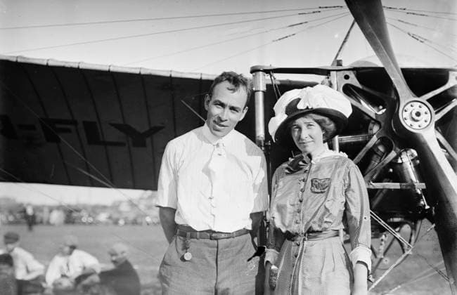RECORD DATE NOT STATED Earle Ovington & wife, 1911. Shows aviator Earle Lewis Ovington (1877-1839) with his wife Adelaide. Possibly taken in New York at start of the Hearst Transcontinental Flight. Copyright:xHeritagexArt HeritagexImagesxBainxNewsxServicex IMAGO, ! ACHTUNG: AUFNAHMEDATUM GESCHÄTZT!  Copyright:HeritagexArt HeritagexImagesxBainxNewsxServicex IMAGO