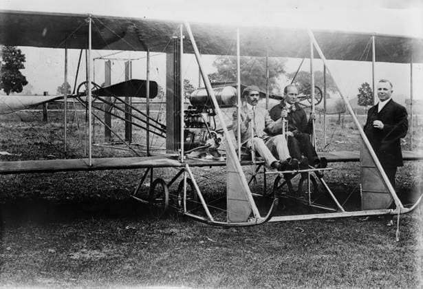 RECORD DATE NOT STATED J.J. Cole; Bob Fowler; & W.F. Grundy, 1911. Shows Joseph Jarret Cole (Cole Motor Car Company) and Robert Grant BobFowler who are sitting in a Wright Model B Flyer called the Cole Flyer, preparing for the Hearst Transcontinental Flight Derby, Dayton, Ohio. Copyright:xHeritagexArt HeritagexImagesxBainxNewsxServicex IMAGO, ! ACHTUNG: AUFNAHMEDATUM GESCHÄTZT!  Copyright:HeritagexArt HeritagexImagesxBainxNewsxServicex IMAGO