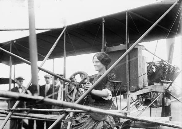 RECORD DATE NOT STATED Mrs. G. Curtiss, c1910. Shows Lena Pearl Neff Curtiss (Mrs. Glenn Curtiss, 1879-1951) at the controls of an airplane. Copyright:xHeritagexArt HeritagexImagesxBainxNewsxServicex IMAGO, ! ACHTUNG: AUFNAHMEDATUM GESCHÄTZT!  Copyright:HeritagexArt HeritagexImagesxBainxNewsxServicex IMAGO