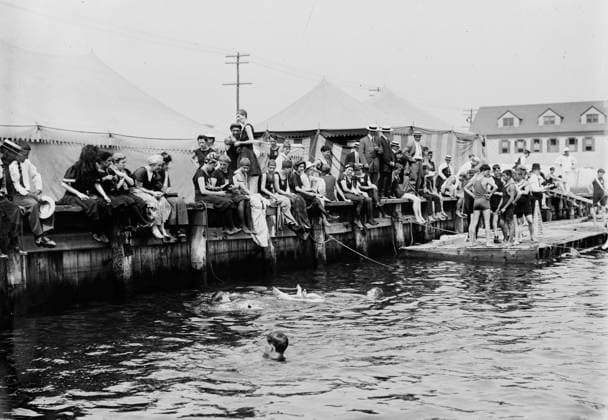 RECORD DATE NOT STATED Coney Isl d Swimming Carnival, between c1910 and c1915. Copyright:xHeritagexArt HeritagexImagesxBainxNewsxServicex IMAGO, ! ACHTUNG: AUFNAHMEDATUM GESCHÄTZT!  Copyright:HeritagexArt HeritagexImagesxBainxNewsxServicex IMAGO