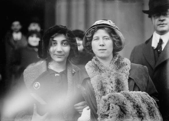 RECORD DATE NOT STATED Fola La Follette, 1913. Shows suffrage and labour activist Flora Dodge FolaLa Follette (1882-1970) with a young striker during a garment strike in New York City in 1913. Copyright:xHeritagexArt HeritagexImagesxBainxNewsxServicex IMAGO, ! ACHTUNG: AUFNAHMEDATUM GESCHÄTZT!  Copyright:HeritagexArt HeritagexImagesxBainxNewsxServicex IMAGO
