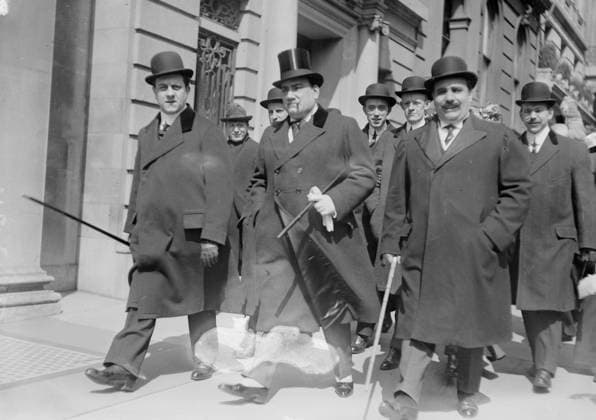 RECORD DATE NOT STATED Caruso, Easter Parade, 1913. Shows opera singer Enrico Caruso (1873-1921) on Easter day, March 23, 1913, New York City. Copyright:xHeritagexArt HeritagexImagesxBainxNewsxServicex IMAGO, ! ACHTUNG: AUFNAHMEDATUM GESCHÄTZT!  Copyright:HeritagexArt HeritagexImagesxBainxNewsxServicex IMAGO