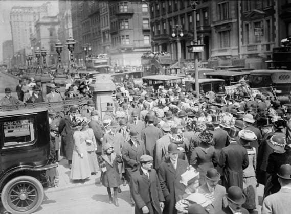 RECORD DATE NOT STATED 5th Ave. - Easter 1911. The 5th Avenue Easter Parade - the Sunday morning Fifth Avenue Easter bonnet stroll. Copyright:xHeritagexArt HeritagexImagesxBainxNewsxServicex IMAGO, ! ACHTUNG: AUFNAHMEDATUM GESCHÄTZT!  Copyright:HeritagexArt HeritagexImagesxBainxNewsxServicex IMAGO