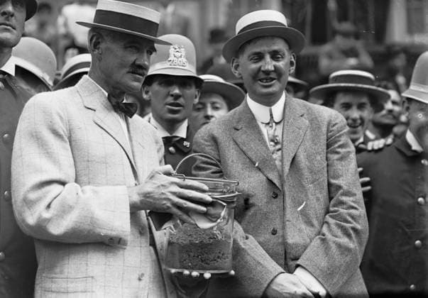 RECORD DATE NOT STATED First earth from Lexington Ave. subway, D. McManus & T. Stack, chief engineer, between c1910 and c1915. Copyright:xHeritagexArt HeritagexImagesxBainxNewsxServicex IMAGO, ! ACHTUNG: AUFNAHMEDATUM GESCHÄTZT!  Copyright:HeritagexArt HeritagexImagesxBainxNewsxServicex IMAGO
