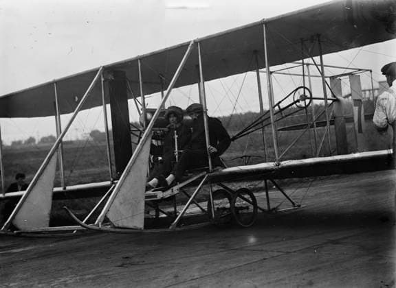 RECORD DATE NOT STATED Sopwith & Mrs. Chudoba, woman passenger, 1911. Shows aviator Thomas Sopwith (1888-1989) in an airplane. Copyright:xHeritagexArt HeritagexImagesxBainxNewsxServicex IMAGO, ! ACHTUNG: AUFNAHMEDATUM GESCHÄTZT!  Copyright:HeritagexArt HeritagexImagesxBainxNewsxServicex IMAGO