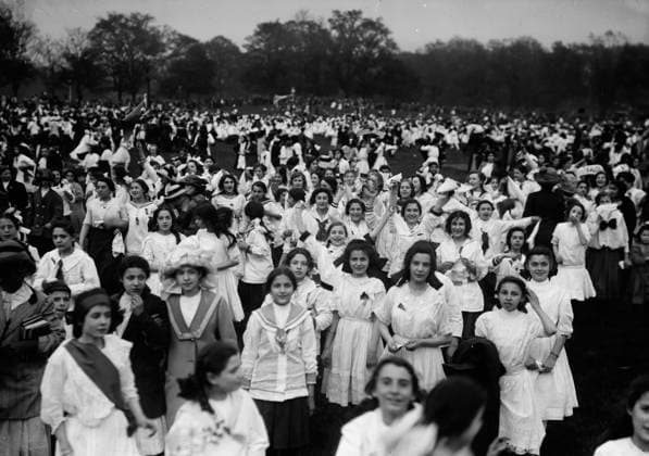 RECORD DATE NOT STATED Public school athletic league - Central Park, between c1910 and c1915. Copyright:xHeritagexArt HeritagexImagesxBainxNewsxServicex IMAGO, ! ACHTUNG: AUFNAHMEDATUM GESCHÄTZT!  Copyright:HeritagexArt HeritagexImagesxBainxNewsxServicex IMAGO