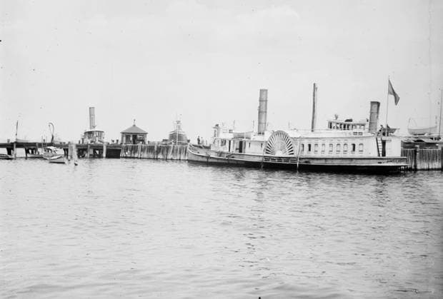 RECORD DATE NOT STATED Plague Ship, which carries suspects to Hoffman Island, between c1910 and c1915 Hoffman Island, New York City, where immigrants with infectious diseases were held in quarantine before arriving at Ellis Island. Copyright:xHeritagexArt HeritagexImagesxBainxNewsxServicex IMAGO, ! ACHTUNG: AUFNAHMEDATUM GESCHÄTZT!  Copyright:HeritagexArt HeritagexImagesxBainxNewsxServicex IMAGO