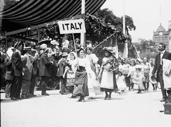 RECORD DATE NOT STATED Italy in N.Y. 4th July parade, between c1910 and c1915. Copyright:xHeritagexArt HeritagexImagesxBainxNewsxServicex IMAGO, ! ACHTUNG: AUFNAHMEDATUM GESCHÄTZT!  Copyright:HeritagexArt HeritagexImagesxBainxNewsxServicex IMAGO