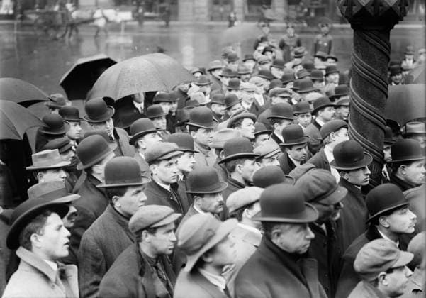 RECORD DATE NOT STATED Lawrence strike meeting, New York, (1912?). Shows group of men gathered outdoors, probably in New York City, to hear about the textile strike in Lawrence, MA. Copyright:xHeritagexArt HeritagexImagesxBainxNewsxServicex IMAGO, ! ACHTUNG: AUFNAHMEDATUM GESCHÄTZT!  Copyright:HeritagexArt HeritagexImagesxBainxNewsxServicex IMAGO
