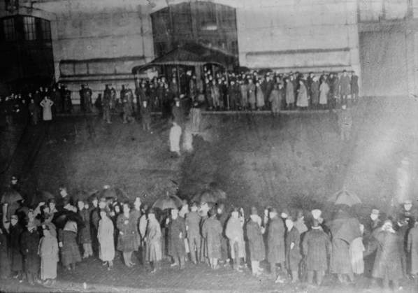 RECORD DATE NOT STATED Crowd awaiting survivors from Carpathia, 1912. Related to the disaster of the RMS Titanic, which struck an iceberg in April 1912 and sank, killing more than 1,500 people. Copyright:xHeritagexArt HeritagexImagesxBainxNewsxServicex IMAGO, ! ACHTUNG: AUFNAHMEDATUM GESCHÄTZT!  Copyright:HeritagexArt HeritagexImagesxBainxNewsxServicex IMAGO