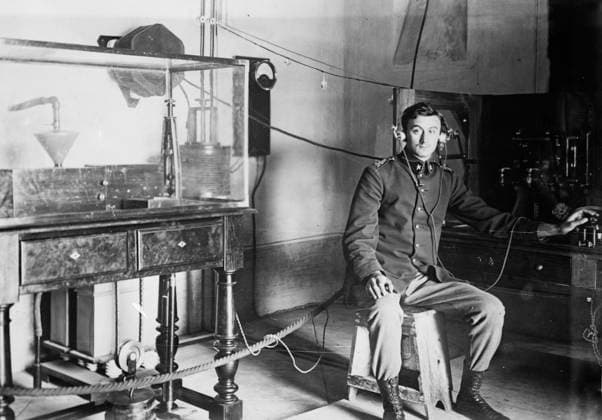 RECORD DATE NOT STATED Francesco de Bernocchi & his wireless iconograph, between c1910 and c1915. Wireless icongraph, a sort of early fax machine will transmit messages, sketches, autographs, shorthand, and other signs. Copyright:xHeritagexArt HeritagexImagesxBainxNewsxServicex IMAGO, ! ACHTUNG: AUFNAHMEDATUM GESCHÄTZT!  Copyright:HeritagexArt HeritagexImagesxBainxNewsxServicex IMAGO