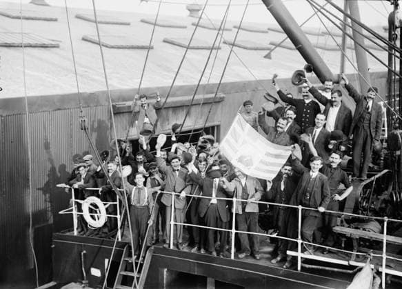 RECORD DATE NOT STATED Greeks departing on MADONNA, 1912. Photo taken when Greek immigrants left New York City to return to their country and fight in the first Balkan War, which began in October 1912. Copyright:xHeritagexArt HeritagexImagesxBainxNewsxServicex IMAGO, ! ACHTUNG: AUFNAHMEDATUM GESCHÄTZT!  Copyright:HeritagexArt HeritagexImagesxBainxNewsxServicex IMAGO