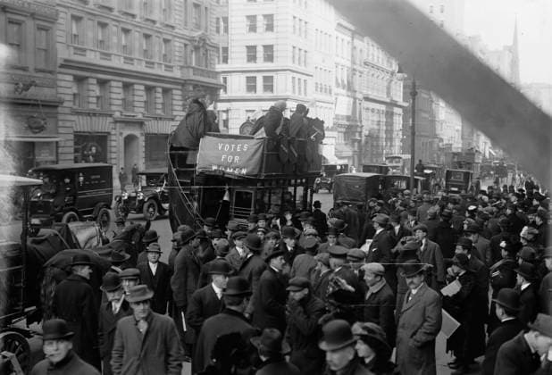 RECORD DATE NOT STATED Washington suffrage hikers, 1913. Shows suffragists on bus in New York City, part of the suffrage hike to Washington, D.C. which joined the March 3, 1913 National American Woman Suffrage Association parade. Copyright:xHeritagexArt HeritagexImagesxBainxNewsxServicex IMAGO, ! ACHTUNG: AUFNAHMEDATUM GESCHÄTZT!  Copyright:HeritagexArt HeritagexImagesxBainxNewsxServicex IMAGO
