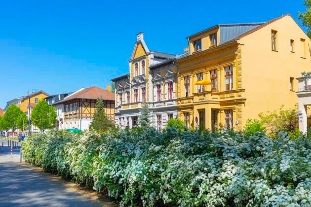 IMAGO Creative, Lifestyle, Frühling in der Stadt Berlin Friedrichshagen, historische Fassaden unter Denkmalschutz am Müggelseedamm nahe Müggelsee Typische historische Bebauung am Müggelseedamm direkt am Eingang des Müggelparks Zugang zum Müggelsee (Berlin Friedrichshagen Bezirk Köpenick) Copyright: xZoonar.com MauricexTricatellex 21721558