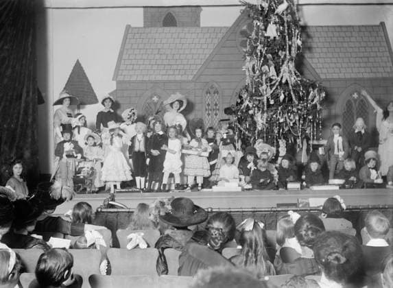 RECORD DATE NOT STATED Child Actor s Xmas Tree, N.Y., 1912. Copyright:xHeritagexArt HeritagexImagesxBainxNewsxServicex IMAGO, ! ACHTUNG: AUFNAHMEDATUM GESCHÄTZT!  Copyright:HeritagexArt HeritagexImagesxBainxNewsxServicex IMAGO
