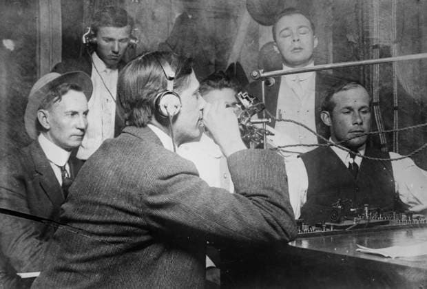 RECORD DATE NOT STATED McCarthy wireless phone, L.A., between c1910 and c1915. Copyright:xHeritagexArt HeritagexImagesxBainxNewsxServicex IMAGO, ! ACHTUNG: AUFNAHMEDATUM GESCHÄTZT!  Copyright:HeritagexArt HeritagexImagesxBainxNewsxServicex IMAGO