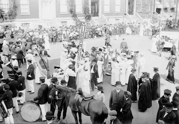 RECORD DATE NOT STATED Suffrage Paraders, N.Y., between c1910 and c1915. Copyright:xHeritagexArt HeritagexImagesxBainxNewsxServicex IMAGO, ! ACHTUNG: AUFNAHMEDATUM GESCHÄTZT!  Copyright:HeritagexArt HeritagexImagesxBainxNewsxServicex IMAGO