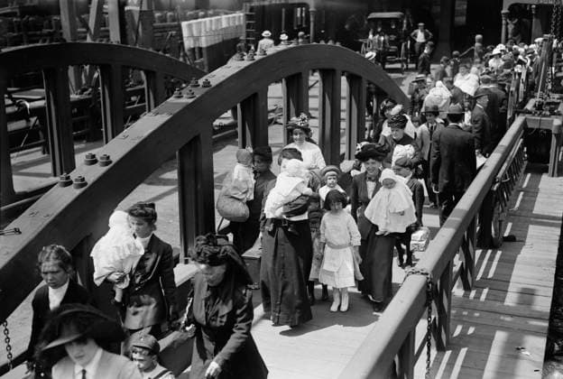 RECORD DATE NOT STATED Boarding ferry for fresh air outing, 1913. Probably shows mothers and their children boarding ferry which took them to Sea Breeze, Coney Island, on a trip sponsored by the Fresh Air Home of the New York Association for Improving the Condition of the Poor. Copyright:xHeritagexArt HeritagexImagesxBainxNewsxServicex IMAGO, ! ACHTUNG: AUFNAHMEDATUM GESCHÄTZT!  Copyright:HeritagexArt HeritagexImagesxBainxNewsxServicex IMAGO