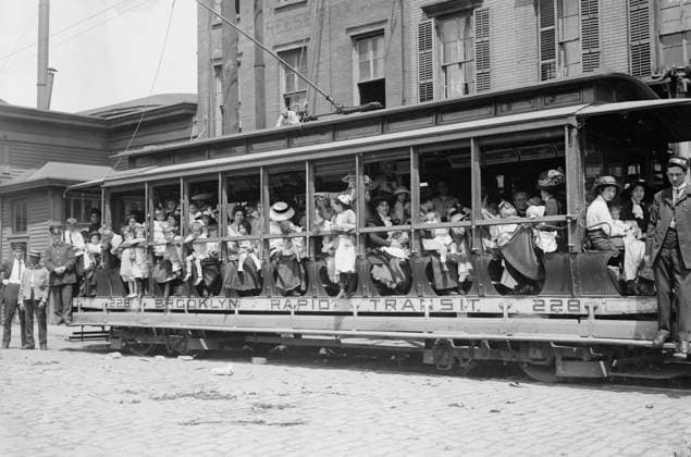 RECORD DATE NOT STATED Fresh air outing, 1913. Probably shows mothers and their children in trolley car heading to a ferry which took them to Sea Breeze, Coney Island, on a trip sponsored by the Fresh Air Home of the New York Association for Improving the Condition of the Poor. Copyright:xHeritagexArt HeritagexImagesxBainxNewsxServicex IMAGO, ! ACHTUNG: AUFNAHMEDATUM GESCHÄTZT!  Copyright:HeritagexArt HeritagexImagesxBainxNewsxServicex IMAGO