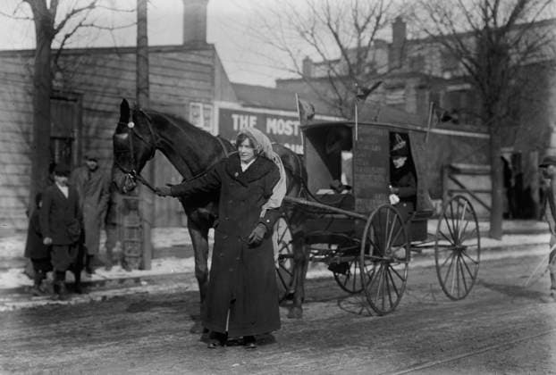 RECORD DATE NOT STATED Eliz. Freeman enroute to Wash n, 1913. Shows suffragist Elizabeth Freeman of the New York State Suffrage Association, with horse and carriage, on her way to join the March 3, 1913 suffrage march in Washington, D.C. Copyright:xHeritagexArt HeritagexImagesxBainxNewsxServicex IMAGO, ! ACHTUNG: AUFNAHMEDATUM GESCHÄTZT!  Copyright:HeritagexArt HeritagexImagesxBainxNewsxServicex IMAGO
