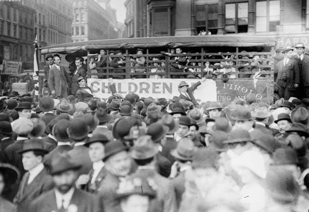 RECORD DATE NOT STATED N.Y. May Day parade - Strikers children from Paterson, 1913. Shows children of the strikers of the Paterson Silk Strike arriving in Union Square, New York City during the May Day parade, May 1, 1913. Copyright:xHeritagexArt HeritagexImagesxBainxNewsxServicex IMAGO, ! ACHTUNG: AUFNAHMEDATUM GESCHÄTZT!  Copyright:HeritagexArt HeritagexImagesxBainxNewsxServicex IMAGO