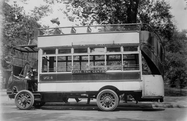 RECORD DATE NOT STATED 5th Ave. bus, between c1910 and c1915. Shows a double-decker bus on Fifth Avenue, New York City. Copyright:xHeritagexArt HeritagexImagesxBainxNewsxServicex IMAGO, ! ACHTUNG: AUFNAHMEDATUM GESCHÄTZT!  Copyright:HeritagexArt HeritagexImagesxBainxNewsxServicex IMAGO