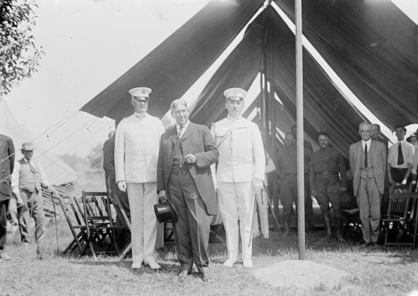 RECORD DATE NOT STATED Brigadier General Hunter Liggett, Sec. of War - Garrison, Gen Wood, 1913. Shows (left to right) Brigadier General Hunter Liggett (1857- 1935), Secretary of War Lindley Miller Garrison (1864-1932), and General Leonard Wood (1860-1927) at the Gettysburg Reunion in July 1913, which commemorated the 50th anniversary of the Battle of Gettysburg. Copyright:xHeritagexArt HeritagexImagesxBainxNewsxServicex IMAGO, ! ACHTUNG: AUFNAHMEDATUM GESCHÄTZT!  Copyright:HeritagexArt HeritagexImagesxBainxNewsxServicex IMAGO