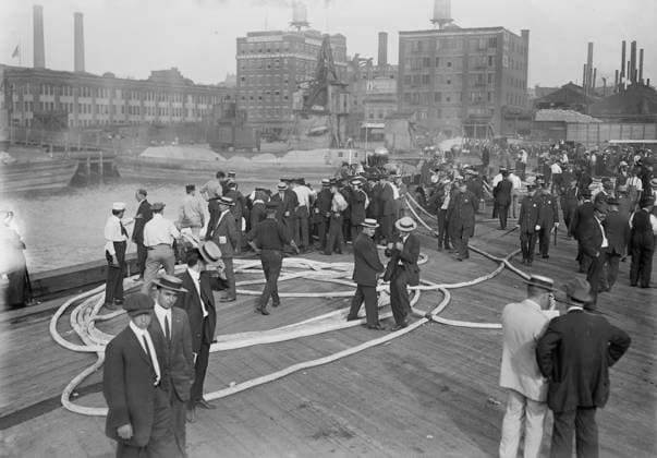 RECORD DATE NOT STATED Testing fire engines, 1913. Shows competition of motor pumper engines held by the International Association of Fire Engineers, New York City, Sept. 3, 1913. Pumper engines drew water from the Hudson River. Copyright:xHeritagexArt HeritagexImagesxBainxNewsxServicex IMAGO, ! ACHTUNG: AUFNAHMEDATUM GESCHÄTZT!  Copyright:HeritagexArt HeritagexImagesxBainxNewsxServicex IMAGO