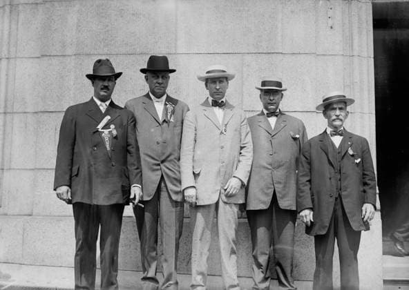 RECORD DATE NOT STATED Sam B. Boyd (Knoxville), H.C. Bunker (Cin ti), Geo. Olvanny (Dep. Com y, N.Y.), Geo. O. Luce (Knoxville), Geo. Kelly (Bism k), between c1910 and c1915. Shows Sam B. Boyd, chief of the Knoxville fire department, Henry C. Bunker, chief of the Cincinnati fire department (1912-1916), George Washington Olvany, deputy fire commissioner in New York City and George Kelly a fireman from Bismark. International Association of Fire Chiefs convention from September 1, 1913 to September 6, 1913 in New York City, New York. It was held in 1914 in New Orleans and several of the fire chiefs are wearing the pennant for the upcoming event. They have exchanged pennants so they have them from multiple cities pinned to their coats. Copyright:xHeritagexArt Herit  Copyright:HeritagexArt HeritagexImagesxBainxNewsxServicex IMAGO