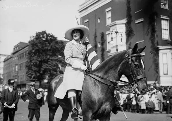 RECORD DATE NOT STATED Inez Mullholland i.e. Milholland , 1913. Shows suffragist and lawyer Inez Milholland Boissevain (1886-1916) at a women s suffrage parade in New York City, May 3, 1913. Copyright:xHeritagexArt HeritagexImagesxBainxNewsxServicex IMAGO, ! ACHTUNG: AUFNAHMEDATUM GESCHÄTZT!  Copyright:HeritagexArt HeritagexImagesxBainxNewsxServicex IMAGO