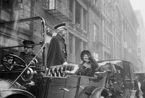 RECORD DATE NOT STATED Bramwell & Eva Booth, 11 26 13, 1913. Shows Bramwell Booth (1856-1929), the second General of the Salvation Army, with his sister Evangeline (Eva) Booth (1865-1950), during parade which accompanied Bramwell to his ship to return to England. Bramwell had been in New York City for the Salvation Army s convention. Copyright:xHeritagexArt HeritagexImagesxBainxNewsxServicex IMAGO, ! ACHTUNG: AUFNAHMEDATUM GESCHÄTZT!  Copyright:HeritagexArt HeritagexImagesxBainxNewsxServicex IMAGO