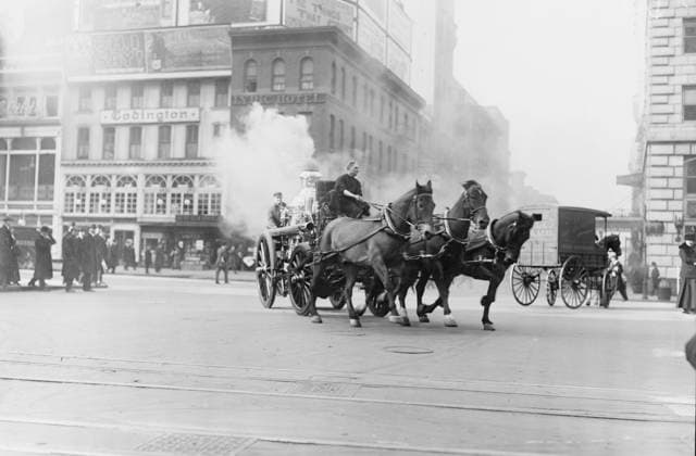 RECORD DATE NOT STATED Going to a fire, between c1910 and c1915. Shows horse drawn fire vehicle at intersection of West 43rd Street and Broadway, New York City. Copyright:xHeritagexArt HeritagexImagesxBainxNewsxServicex IMAGO, ! ACHTUNG: AUFNAHMEDATUM GESCHÄTZT!  Copyright:HeritagexArt HeritagexImagesxBainxNewsxServicex IMAGO