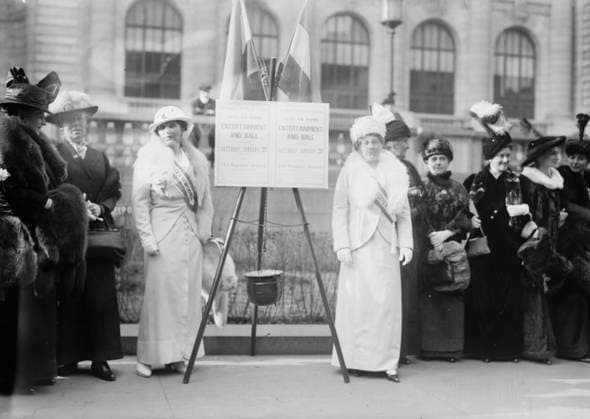 RECORD DATE NOT STATED Mrs. Sidney Berg and Mrs. Calvin Tompkins, 1914. Shows suffrage gathering in New York City to publicize the Votes for Women Entertainment and Ball held at the Armory on January 31, 1914. Copyright:xHeritagexArt HeritagexImagesxBainxNewsxServicex IMAGO, ! ACHTUNG: AUFNAHMEDATUM GESCHÄTZT!  Copyright:HeritagexArt HeritagexImagesxBainxNewsxServicex IMAGO