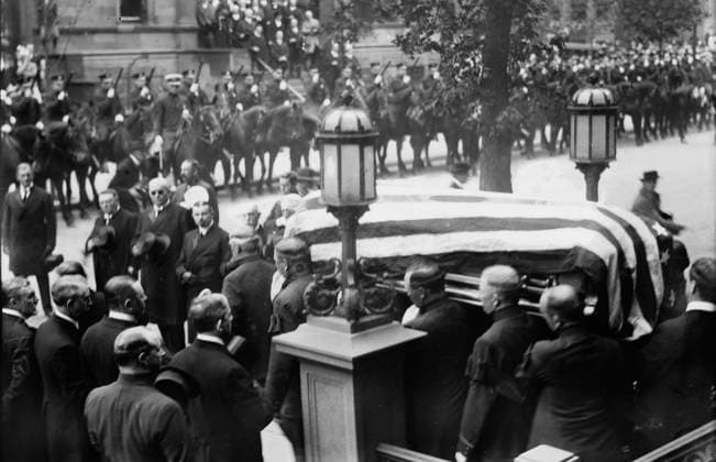 RECORD DATE NOT STATED Taking Gaynor coffin from home to lie in state in City Hall, 1913. Shows coffin outside of William Jay Gaynor s home at 20 Eighth Ave., Brooklyn, New York. Gaynor (1849-1913) was the Mayor of New York City. Copyright:xHeritagexArt HeritagexImagesxBainxNewsxServicex IMAGO, ! ACHTUNG: AUFNAHMEDATUM GESCHÄTZT!  Copyright:HeritagexArt HeritagexImagesxBainxNewsxServicex IMAGO