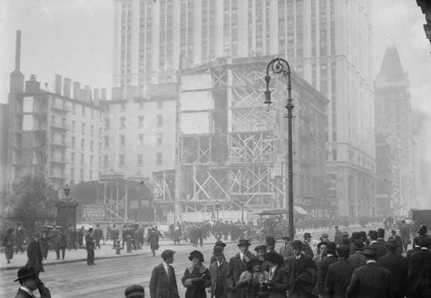 RECORD DATE NOT STATED Tearing down Astor House, 1913. Shows the tearing down of part of the Astor House hotel, (West side of Broadway between Vesey and Barclay Streets), to make way for subway construction, New York City. Copyright:xHeritagexArt HeritagexImagesxBainxNewsxServicex IMAGO, ! ACHTUNG: AUFNAHMEDATUM GESCHÄTZT!  Copyright:HeritagexArt HeritagexImagesxBainxNewsxServicex IMAGO