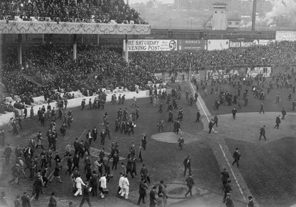 RECORD DATE NOT STATED World Series 1913, after 3rd game, Polo Grounds, NY (baseball), 1913. Copyright:xHeritagexArt HeritagexImagesxBainxNewsxServicex IMAGO, ! ACHTUNG: AUFNAHMEDATUM GESCHÄTZT!  Copyright:HeritagexArt HeritagexImagesxBainxNewsxServicex IMAGO