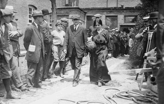 RECORD DATE NOT STATED Becky Edelson i.e., Edelsohn under arrest -- Tarrytown, 1914. Shows Rebecca Edelsohn (c. 1889 or 1892-1973) after her arrest for attempting to hold an open air mass meeting in Fountain Square, Tarrytown, New York on May 30, without a permit. Edelsohn and fellow I.W.W. members were protesting labor violence in Ludlow, Colorado and went to Tarrytown to denounce John D. Rockefeller, Jr. Copyright:xHeritagexArt HeritagexImagesxBainxNewsxServicex IMAGO, ! ACHTUNG: AUFNAHMEDATUM GESCHÄTZT!  Copyright:HeritagexArt HeritagexImagesxBainxNewsxServicex IMAGO