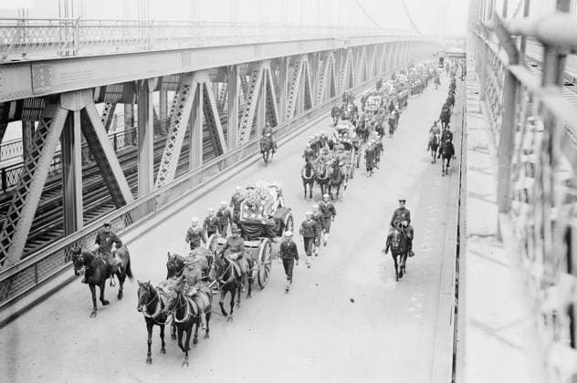 RECORD DATE NOT STATED Funeral, Vera Cruz victims, crossing Manhattan Bridge, 1914. Shows funeral cortege crossing the Manhattan Bridge, New York City, during the procession before the National Memorial Service on May 11, 1914 in honor of the seamen and marines who were killed in Veracruz, Mexico during the Mexican Revolution. Copyright:xHeritagexArt HeritagexImagesxBainxNewsxServicex IMAGO, ! ACHTUNG: AUFNAHMEDATUM GESCHÄTZT!  Copyright:HeritagexArt HeritagexImagesxBainxNewsxServicex IMAGO