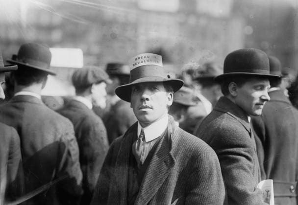 RECORD DATE NOT STATED I.W.W. Hat Card, 1914. Shows man wearing hat with card Bread or revolution at IWW (Industrial Workers of the World) rally in Union Square, New York City on April 11, 1914. Copyright:xHeritagexArt HeritagexImagesxBainxNewsxServicex IMAGO, ! ACHTUNG: AUFNAHMEDATUM GESCHÄTZT!  Copyright:HeritagexArt HeritagexImagesxBainxNewsxServicex IMAGO