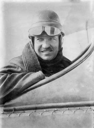 RECORD DATE NOT STATED Karl Ingold -- flying, between c1910 and c1915. Copyright:xHeritagexArt HeritagexImagesxBainxNewsxServicex IMAGO, ! ACHTUNG: AUFNAHMEDATUM GESCHÄTZT!  Copyright:HeritagexArt HeritagexImagesxBainxNewsxServicex IMAGO