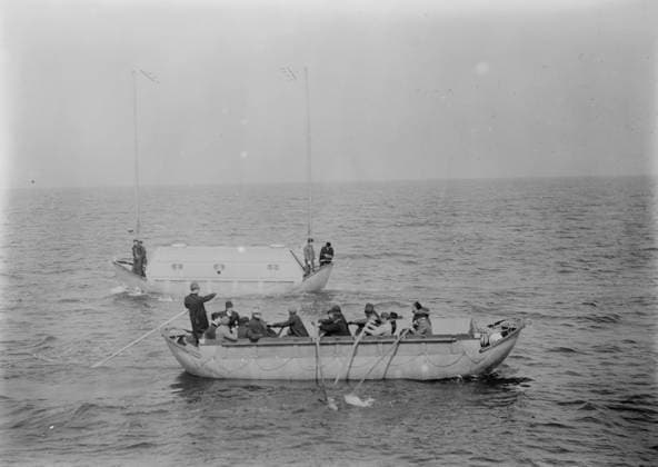 RECORD DATE NOT STATED Lundin lifeboats, between c1910 and c1915. Shows metal lifeboats designed by Andreas Petrus (Andrew Peter) Lundin (1869-1929), of New York for the Welin Marine Equipment Company. Copyright:xHeritagexArt HeritagexImagesxBainxNewsxServicex IMAGO, ! ACHTUNG: AUFNAHMEDATUM GESCHÄTZT!  Copyright:HeritagexArt HeritagexImagesxBainxNewsxServicex IMAGO