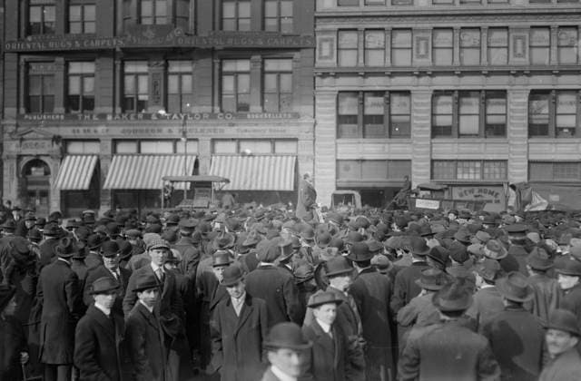 RECORD DATE NOT STATED Anarchists, Union Sq., 1914. Shows men gathered in Union Square, New York City. Copyright:xHeritagexArt HeritagexImagesxBainxNewsxServicex IMAGO, ! ACHTUNG: AUFNAHMEDATUM GESCHÄTZT!  Copyright:HeritagexArt HeritagexImagesxBainxNewsxServicex IMAGO