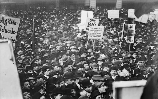 RECORD DATE NOT STATED Socialists in Union Square, N.Y.C. large crowd Photo, 1 May 1912 - Bain Coll., 1912. Copyright:xHeritagexArt HeritagexImagesxBainxNewsxServicex IMAGO, ! ACHTUNG: AUFNAHMEDATUM GESCHÄTZT!  Copyright:HeritagexArt HeritagexImagesxBainxNewsxServicex IMAGO