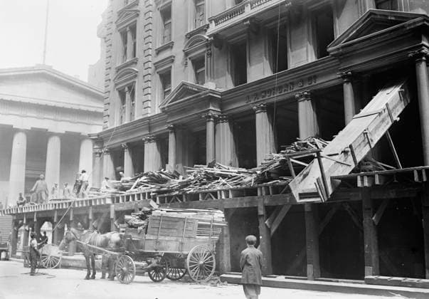 RECORD DATE NOT STATED Tearing down Morgan offices, 1913. Shows the demolition of the J.P. Morgan Bank at 23 Wall Street, New York City, in April and May of 1913. Copyright:xHeritagexArt HeritagexImagesxBainxNewsxServicex IMAGO, ! ACHTUNG: AUFNAHMEDATUM GESCHÄTZT!  Copyright:HeritagexArt HeritagexImagesxBainxNewsxServicex IMAGO