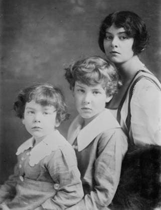 RECORD DATE NOT STATED Mrs. W. Astor Chanler, Theo & Wm. A. Chanler, 1916. Shows actress Beatrice Minnie Ashley (1878-1946) who married William Astor Chanler (1867-1934), with two of her children. Copyright:xHeritagexArt HeritagexImagesxBainxNewsxServicex IMAGO, ! ACHTUNG: AUFNAHMEDATUM GESCHÄTZT!  Copyright:HeritagexArt HeritagexImagesxBainxNewsxServicex IMAGO