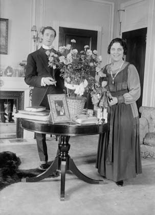 RECORD DATE NOT STATED Lou Tellegen & Geraldine Farrar, between c1915 and c1920. Shows American soprano opera singer Geraldine Farrar (1882-1967) with her husband, actor and screenwriter Lou Tellegen (1881-1934). Copyright:xHeritagexArt HeritagexImagesxBainxNewsxServicex IMAGO, ! ACHTUNG: AUFNAHMEDATUM GESCHÄTZT!  Copyright:HeritagexArt HeritagexImagesxBainxNewsxServicex IMAGO