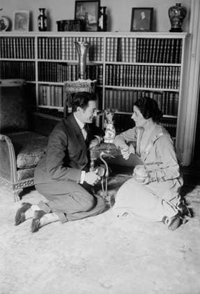 RECORD DATE NOT STATED Geraldine Farrar & Lou Tellegen, between 1916 and c1920. Shows American soprano opera singer Geraldine Farrar (1882-1967) with her husband, actor and screenwriter Lou Tellegen (1881-1934). Copyright:xHeritagexArt HeritagexImagesxBainxNewsxServicex IMAGO, ! ACHTUNG: AUFNAHMEDATUM GESCHÄTZT!  Copyright:HeritagexArt HeritagexImagesxBainxNewsxServicex IMAGO