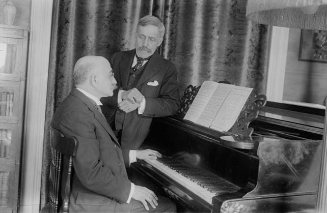 RECORD DATE NOT STATED A.E. Johnstone & Harvey Loomis, between 1918 and c1920. Shows composers Arthur Edward Johnstone (1860-1944) and Harvey Worthington Loomis (1865-1930) who collaborated song writing. On the piano is the sheet music for one of their compositions America s Message, which was copyrighted in 1918. Copyright:xHeritagexArt HeritagexImagesxBainxNewsxServicex IMAGO, ! ACHTUNG: AUFNAHMEDATUM GESCHÄTZT!  Copyright:HeritagexArt HeritagexImagesxBainxNewsxServicex IMAGO